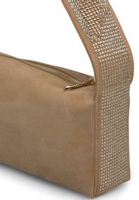 Beige suède schoudertas met een geperforeerde, metallic mesh schouderriem. Voorzien van een ritssluiting en een platte rechthoekige vorm, ideaal voor dagelijks gebruik.