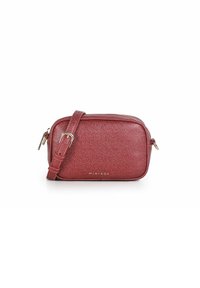 Bandolera roja con purpurina, de forma rectangular, fabricada en material sintético, con cierre de cremallera y correa ajustable. Presenta un detalle del logo en la parte frontal.