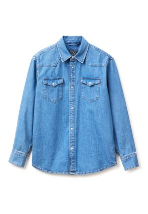 Jasnoniebieska koszula dżinsowa z długim rękawem, zatrzaskami, dwoma kieszeniami na piersi z patkami i szpiczastym kołnierzykiem, rozłożona na płasko na białym tle.