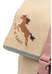 Kollane kott on kaunistatud pruuni tikandiga hobuse kujutisega, millel on tekst "wild at heart", hallid aktsendid ja roosa lukustuus.
