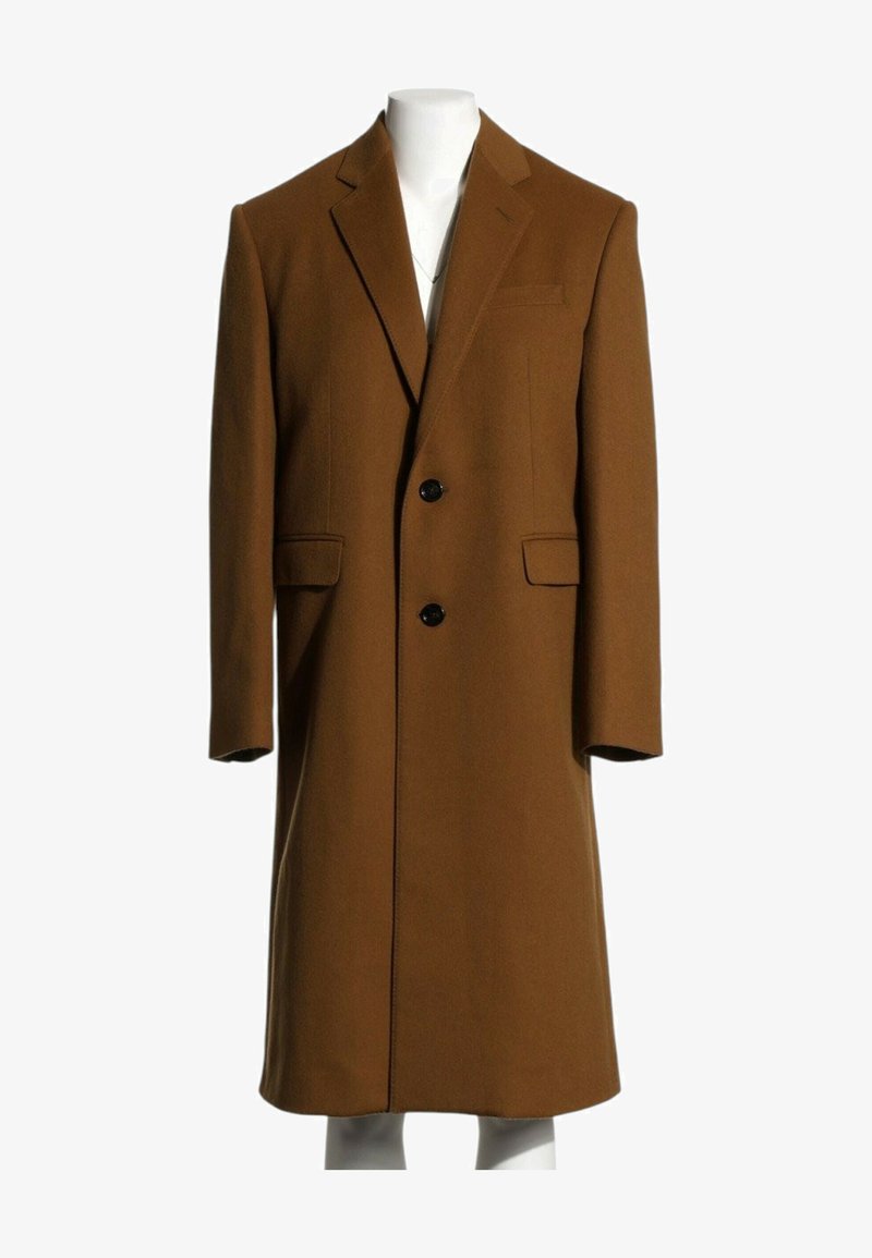 Manteau long en laine marron avec deux boutons noirs, revers crantés, poches à rabat et une poche poitrine passepoilée sur un torse de mannequin blanc.