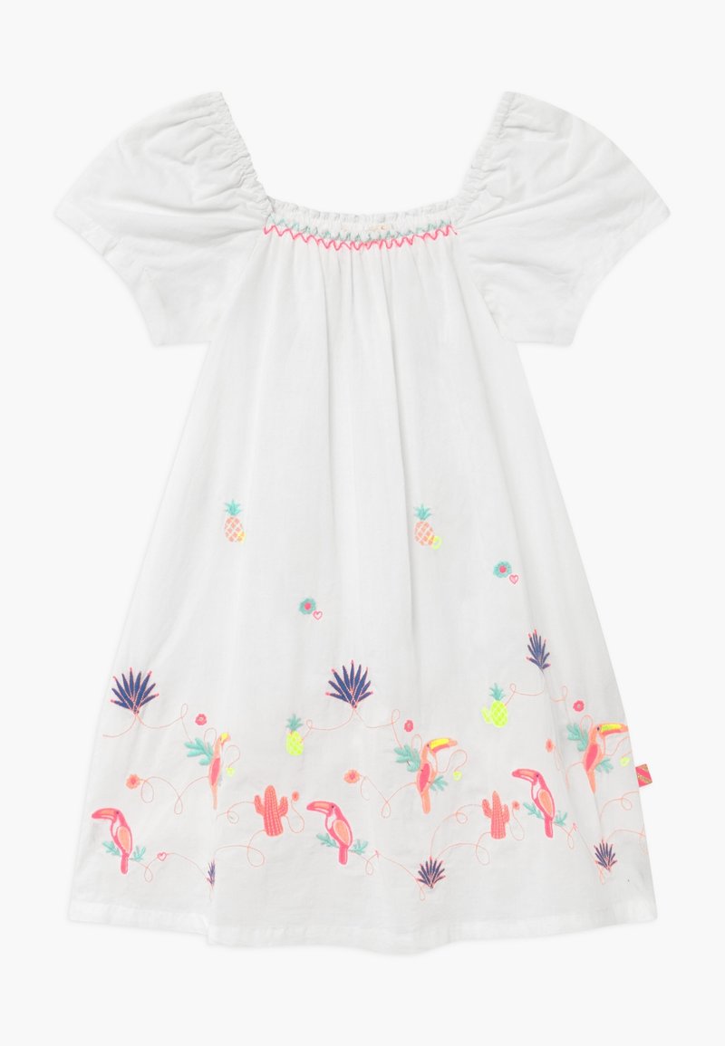 Robe courte blanche à manches ballon avec des oiseaux tropicaux brodés colorés, des ananas, des plantes et des fleurs le long de l'ourlet et de l'encolure.