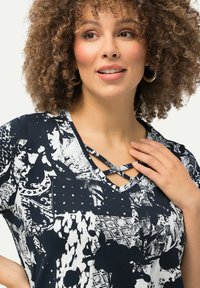 Ulla Popken PATCH PRINT SHORT SLEEVE - Tuniek - navy blue