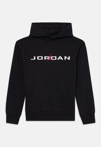 Schwarzer Kapuzenpullover mit einer vorderen Kängurutasche und weißem "JORDAN"-Text mit rotem Logo-Akzent. Baumwollmaterial mit glatter Textur.