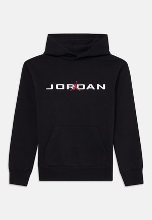 Felpa nera con cappuccio, dotata di tasca a marsupio frontale e testo "JORDAN" bianco con accento rosso. Realizzata in cotone con una texture liscia.