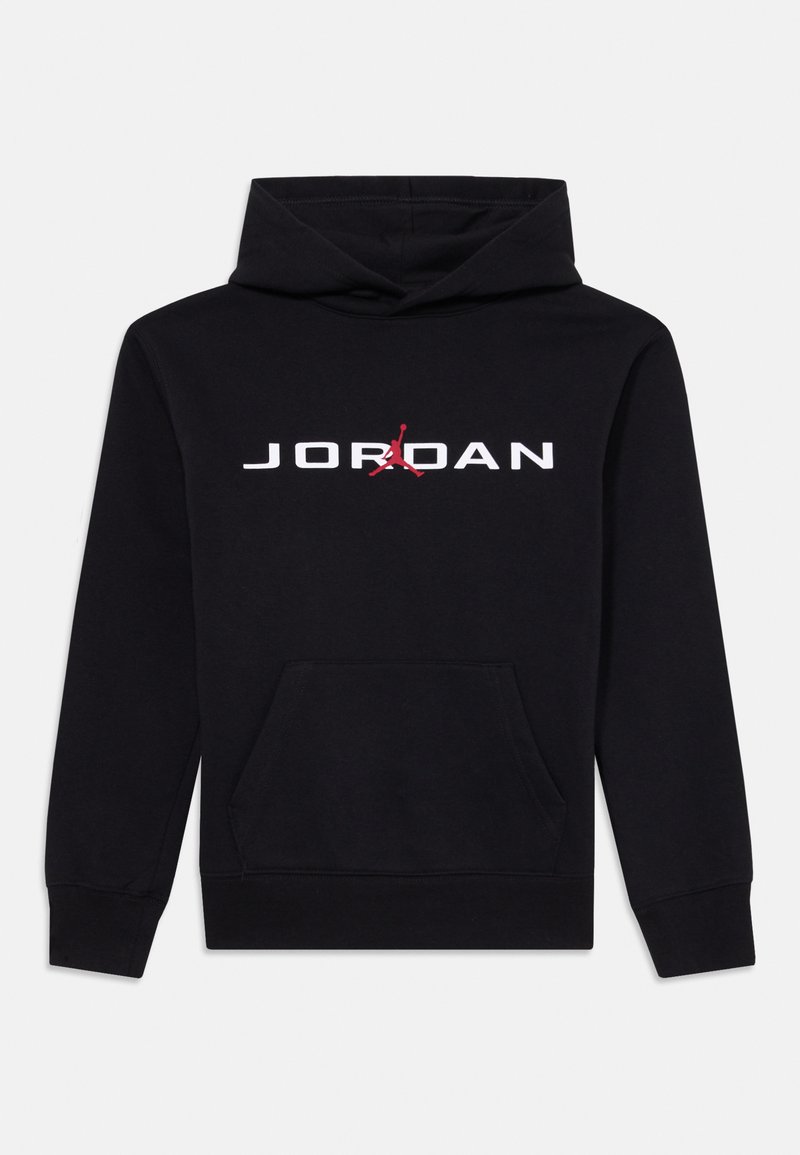 Hanorac negru cu glugă, prevăzut cu un buzunar tip kangaroo în față și text alb "JORDAN" cu un accent roșu pe logo. Material din bumbac cu o textură netedă.
