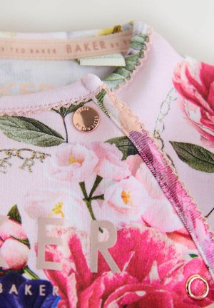 Rožinės spalvos audinys su gėlių raštu, su etikete "Baker by Ted Baker" ir rožių aukso spalvos snapu ant apykaklės siūlės.