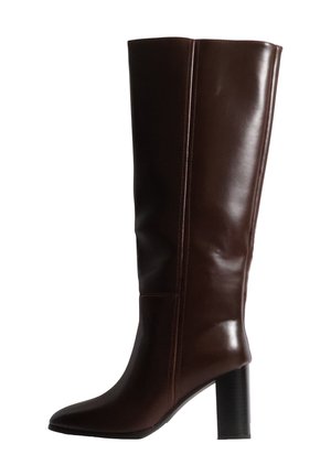 Botte en cuir marron foncé montant jusqu’au genou, à bout pointu, avec une couture apparente et un talon bloc noir, sur fond blanc.