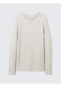 Pull beige à manches longues en maille côtelée, col rond, coupe régulière et texture horizontale subtile sur fond clair.