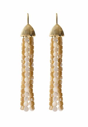 Pendientes en forma de cúpula tono dorado con tres hileras de cuentas redondas alternas en beige y blanco colgando verticalmente.