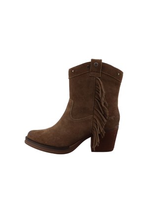 Bota de ante marrón con tacón de madera apilado y flecos decorativos en el lateral exterior.