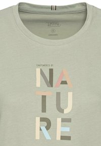 Lichtgroen biologisch katoenen t-shirt met een ronde hals. Bevat meerkleurige tekst in blokletters met de woorden "EMPOWERED BY NATURE."