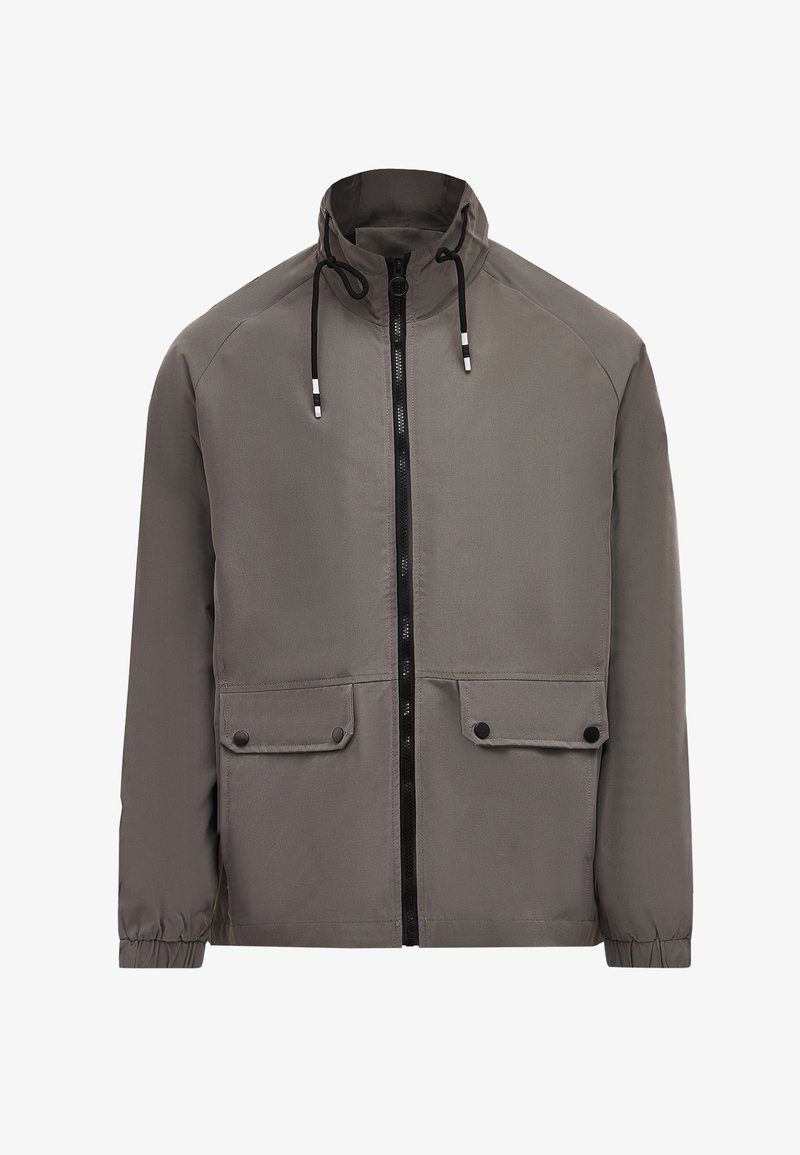 Grå vandtæt jakke med høj krave, frontlynlås, to lommer med trykknap og snoretræk på hætten.