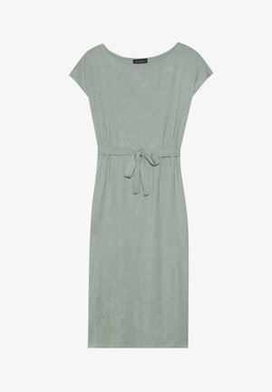 Lichtgroene jurk met korte mouwen, een losse pasvorm en een stoffen ceintuur in de taille. Zachte textuur en subtiel geribbeld patroon over het hele oppervlak.