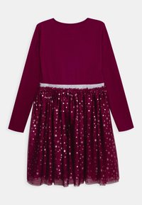 Bordeauxrotes Langarmkleid mit einem silbernen, sternförmigen Tüllrock und einem glitzernden Taillenband. Weicher Stoff, gerafftes Rockdesign.