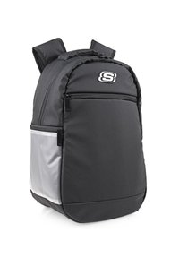 Mochila negra hecha de un tejido duradero, con un bolsillo frontal con cremallera, correas de hombro acolchadas y un acento reflejante gris.