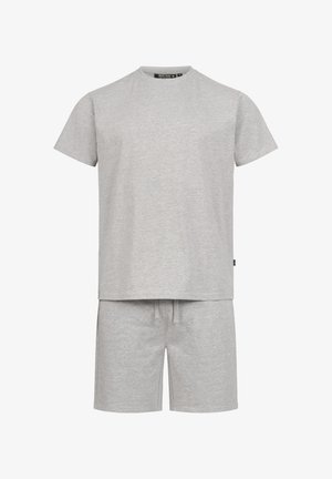 Conjunto de loungewear de algodón gris que incluye una camiseta de manga corta y pantalones cortos a juego. Diseño sencillo con cuello redondo y cintura elástica.