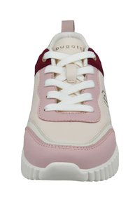 Schnürsneaker aus pinkem und beigem Synthetikmaterial mit einem kastanienbraunen Akzent, weißen Schnürsenkeln und einer strukturierten Gummisohle mit Rillen.