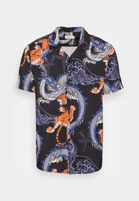 Czarna koszula z krótkim rękawem, na której znajduje się graficzny wzór smoków i tygrysów w kolorach niebieskim, pomarańczowym i białym. Lekka tkanina i kołnierzyk rozłożysty.