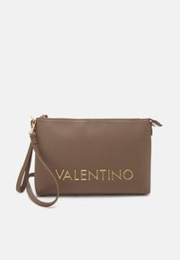 Clutch bag sintetica marrone con logo "VALENTINO" in tonalità oro, chiusura con zip e tracolla removibile. Texture liscia, forma rettangolare.