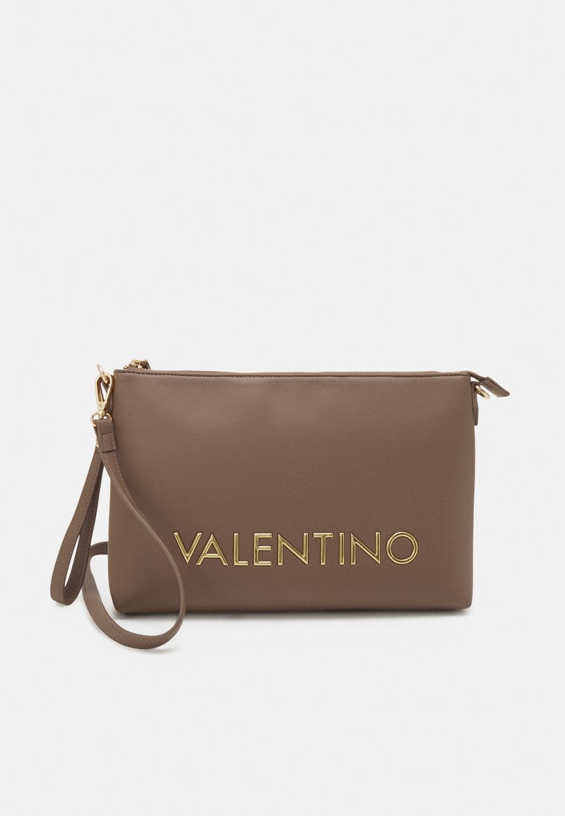 Clutch bag sintetica marrone con logo "VALENTINO" in tonalità oro, chiusura con zip e tracolla removibile. Texture liscia, forma rettangolare.
