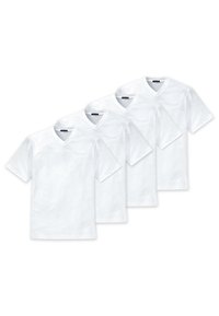 Quatre t-shirts blancs à col en V en tissu doux en mélange de coton. Manches courtes, texture lisse, design léger et sans motifs ni accents visibles.