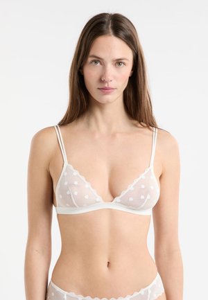 Sujeción triangular blanca con lunares, tela translúcida, bordes ondulados y tirantes delgados ajustables. Banda lisa debajo del busto.