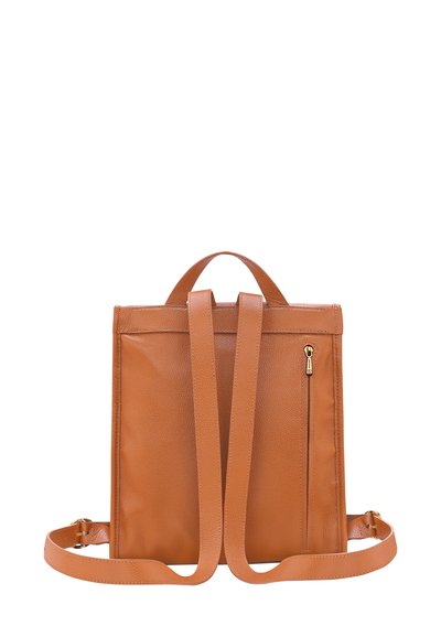 Brauner Lederrucksack mit strukturierter Oberfläche, zwei verstellbaren Riemen, einem oberen Griff und einer vorderen Reißverschlusstasche. Einfaches rechteckiges Design.