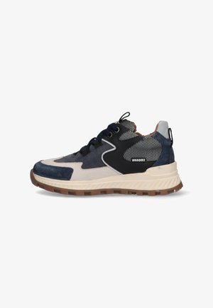 Zapatilla casual con paneles en azul marino, negro y beige, laterales de malla, suela marrón resistente, diseño con cordones y la marca "BRAQEEZ" en el lateral.