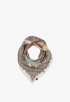 Pañuelo de seda con intrincados patrones de paisley y flores en beige, naranja, verde menta y marrón, doblado cuidadosamente con una pequeña etiqueta negra de la marca.