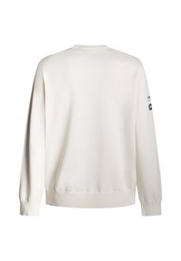 Sudadera blanca de manga larga, cuello redondo, puños y dobladillo de canalé. Presenta una marca en la manga izquierda. Textura de tela suave.