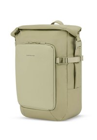 Zaino khaki a roll-top realizzato in tessuto resistente, con tasca frontale con zip, spallacci regolabili e tasca laterale.