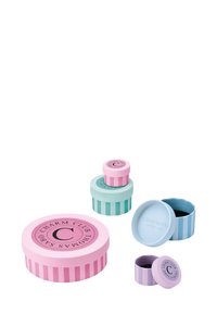 Set di quattro scatole di stoccaggio rotonde in colori pastello: rosa, verde menta e viola chiaro. Presentano motivi a righe e coperchi circolari con branding.