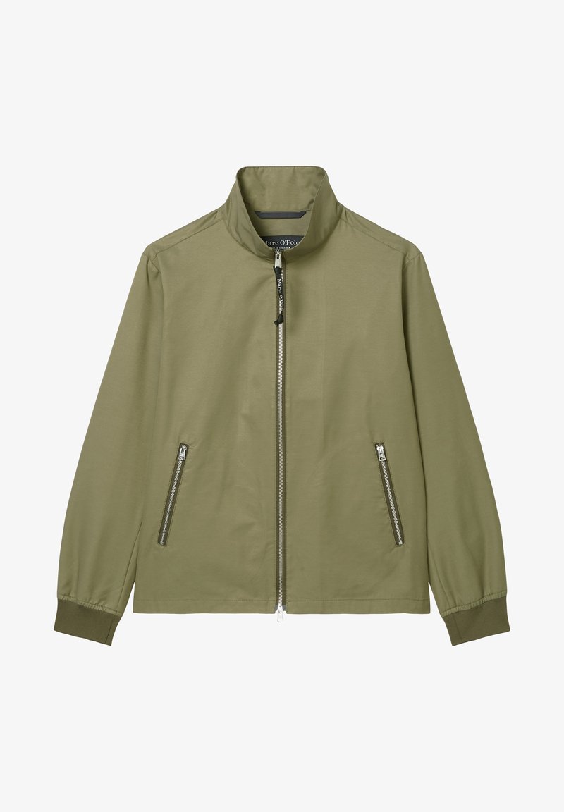 Veste légère pour homme couleur vert olive clair avec col montant, fermeture éclaire intégrale devant, deux poches latérales zippées et poignets côtelés.