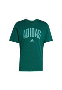 Zelené bavlnené tričko s veľkým svetlomodrým logom "ADIDAS" cez hruď, s okrúhlym výstrihom a krátkymi rukávmi.