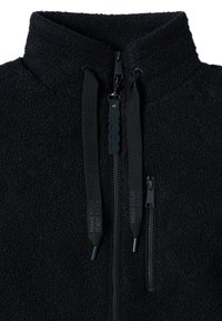 Sort fleece zip-jakke med høj krave, der har en tovejs lynlås og textured stof. Inkluderer mærkede trækflapper og en lynlåslomme.
