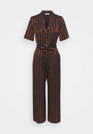 Schwarzer Jumpsuit mit vertikalen orangenen Streifen, kurzen Ärmeln, Knopfleiste, Reverskragen und Taillengürtel.