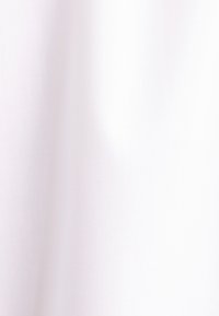 Tessuto bianco con una superficie liscia e uniforme e una leggera lucentezza. Il materiale appare leggero e versatile per vari utilizzi.