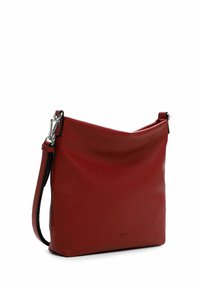 Sac à épaule en cuir rouge avec une finition douce et texturée. Il dispose d'une fermeture éclair et d'une bandoulière détachable pour des options de transport polyvalentes.