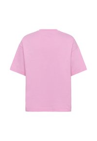 Jednofarebné svetloružové tričko s krátkym rukávom zobrazené zozadu, s okrúhlym výstrihom a voľným strihom.