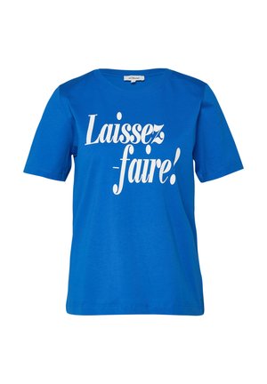Blaues T-Shirt mit kurzen Ärmeln und weißem "Laissez-faire!" Schriftzug in großer, stilisierter Schrift über der Brust und Rundhalsausschnitt.