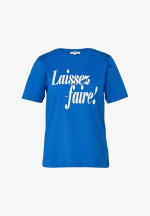 Blauw T-shirt met korte mouwen met witte tekst "Laissez-faire!" in een groot, gestileerd lettertype over de borst en een ronde halslijn.