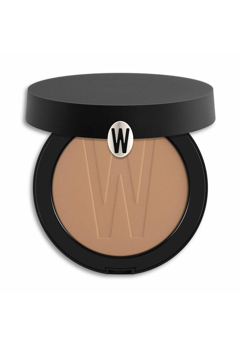 Cipria compatta in una custodia rotonda nera. Presenta una tonalità beige liscia con un logo "W" testurizzato. Coperchio nero con un accento argentato.