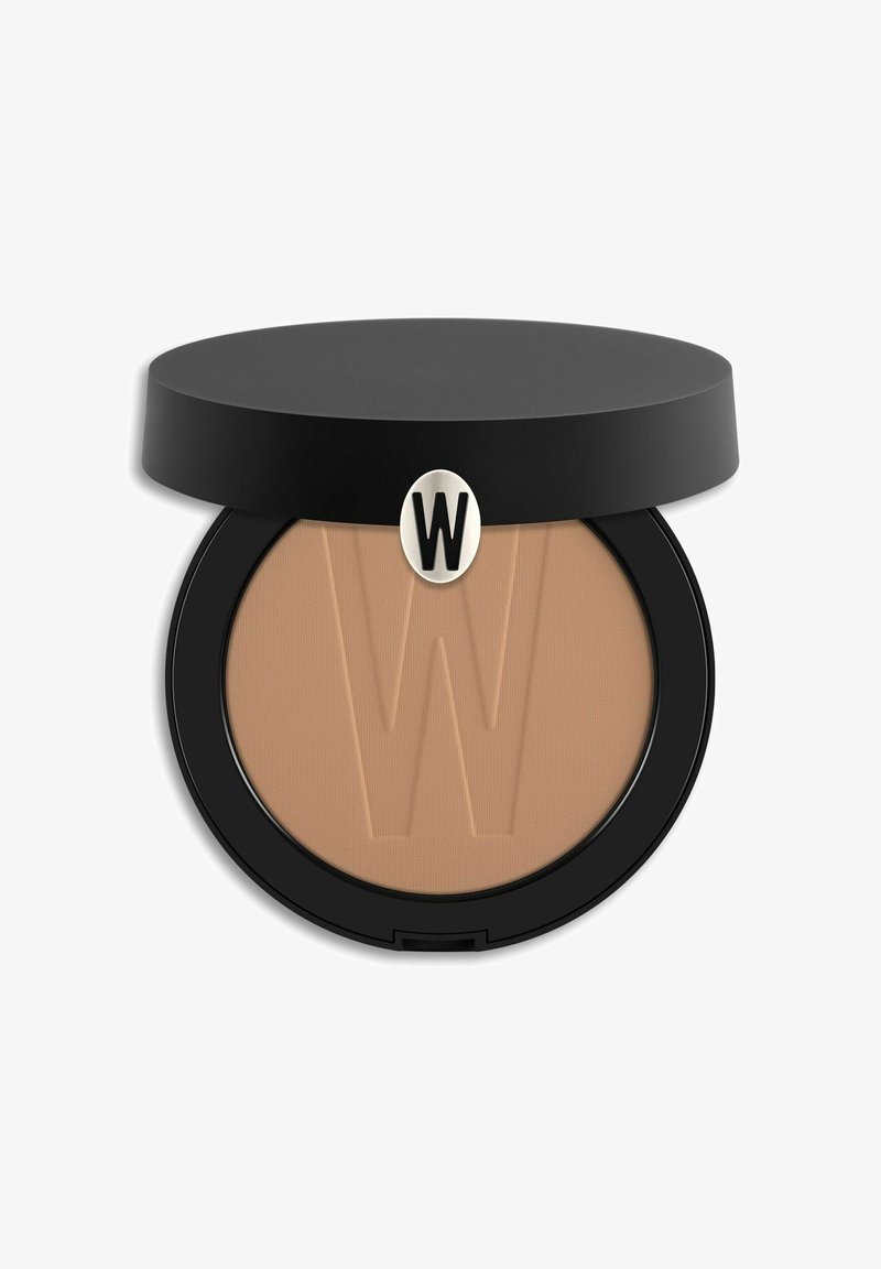 Cipria compatta in una custodia rotonda nera. Presenta una tonalità beige liscia con un logo "W" testurizzato. Coperchio nero con un accento argentato.