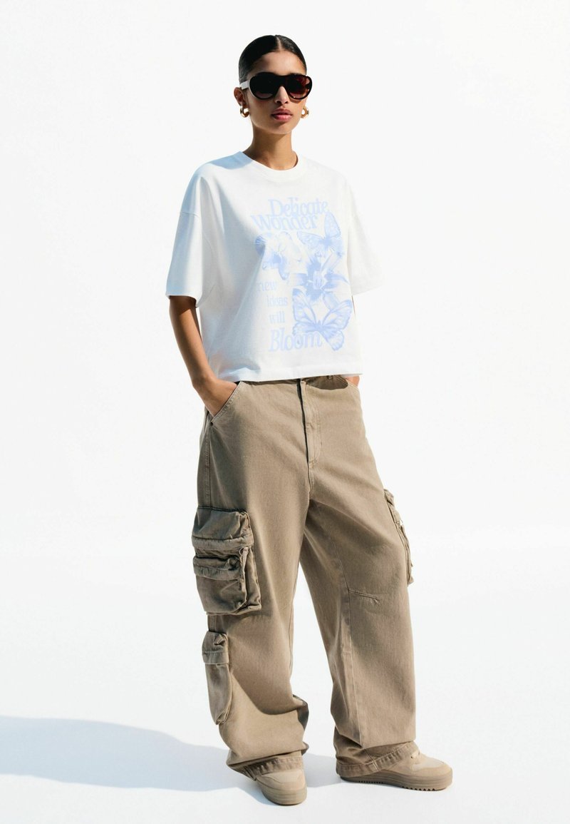Bershka - SHORT SLEEVE   - T-Shirt print - white, Vergrößern