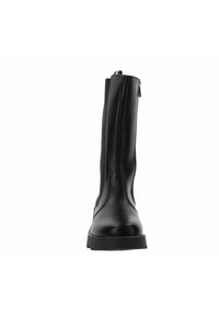 Bota alta de cuero negro con suela gruesa, cremallera lateral y panel elástico sobre un fondo blanco, vista frontal.