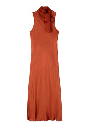 Bez rękawów, długia sukienka maxi z satyny w kolorze rdzawego pomarańczu z wysokim kołnierzem i przymocowanym detalem szalika po lewej stronie.