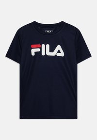 Jūras zila īsās piedurknes T-krekliņš, izgatavots no gludas auduma, ar baltu FILA logotipu un sarkano akcentu. Apaļa izgriezuma un standarta forma.