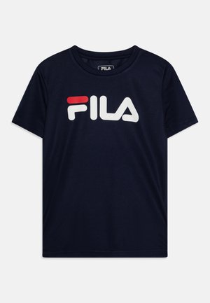 Námorně modré tričko s krátkým rukávem vyrobené z hladkého materiálu, s bílým logem FILA a červeným akcentem. Kulatý výstřih a standardní střih.
