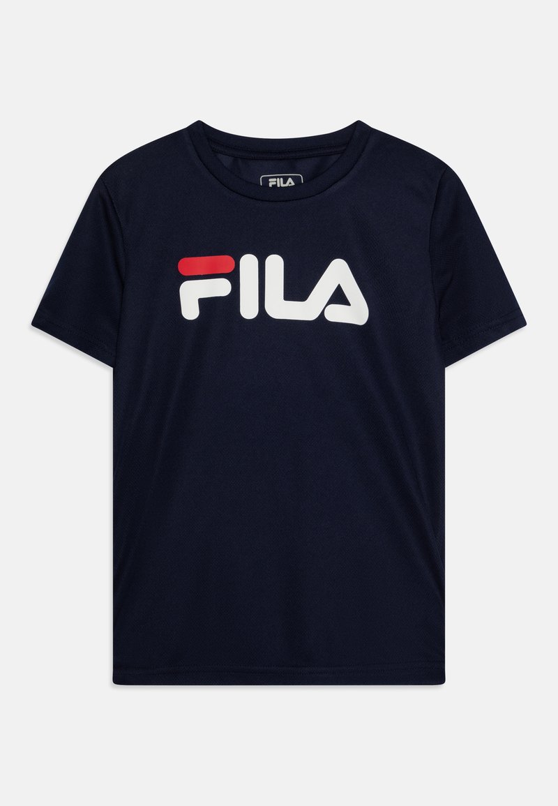 Jūras zila īsās piedurknes T-krekliņš, izgatavots no gludas auduma, ar baltu FILA logotipu un sarkano akcentu. Apaļa izgriezuma un standarta forma.